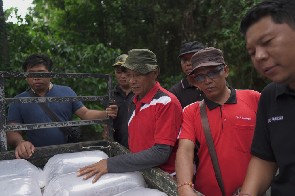 Penebaran Benih Ikan : Upaya Pelestarian Lingkungan Serangkaian Bulan Bhakti Gotong Royong Masyarakat Desa Pangsan 2025